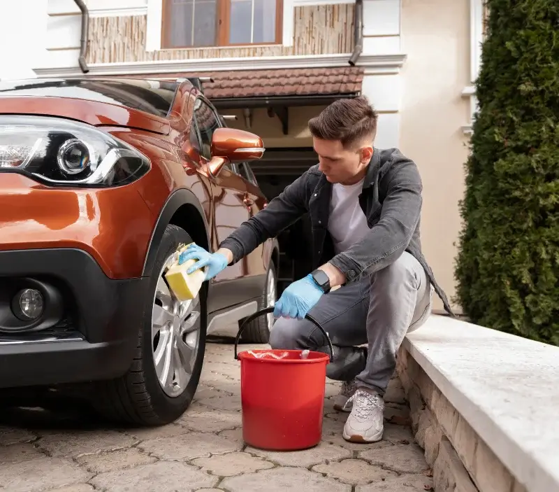 Lavage auto à domicile Saint-Martin-d'Armagnac : professionnel intervenant sur un véhicule